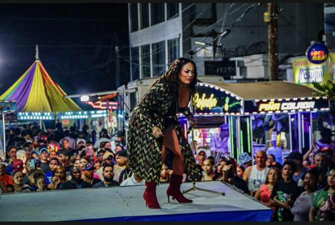 Marcel Piel Morena enciende la Navidad con su energía única en la Mega Parranda Navideña