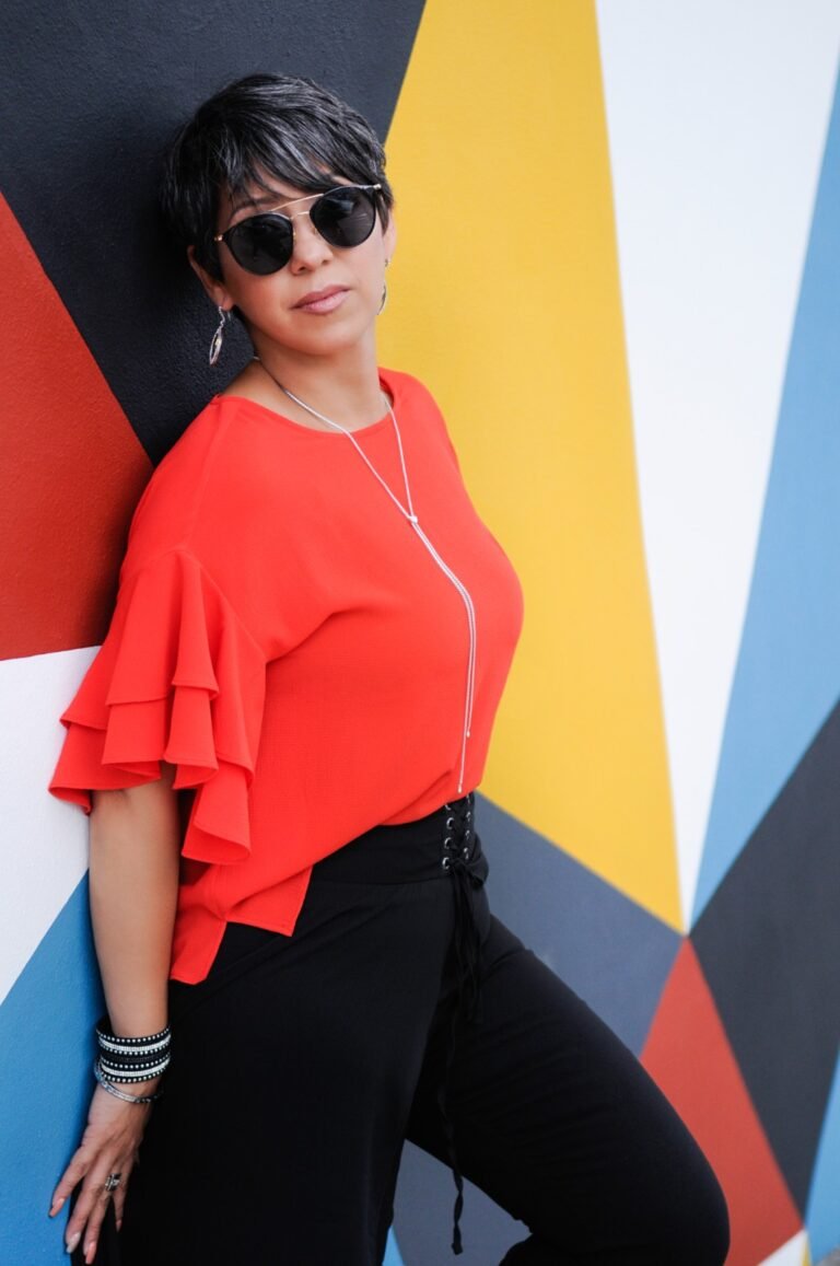 Liz Alemán regala nostalgia navideña con el lanzamiento de dos canciones que reavivan el amor y los recuerdos de mamá