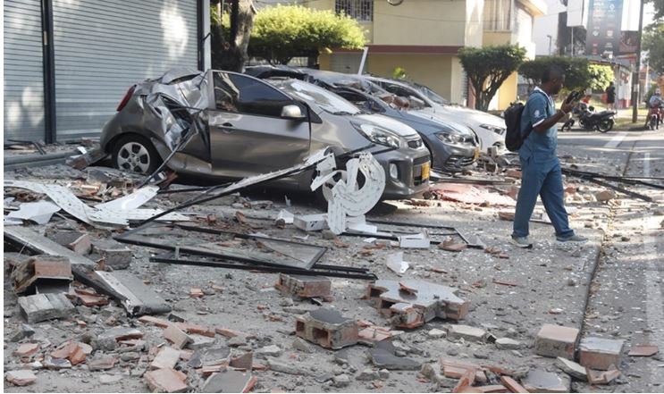 Sismo de 7.4 en Colombia provoca cierre de carretera y daños en edificaciones