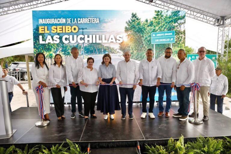 AGRICULTORES DE LAS CUCHILLAS CELEBRAN NUEVA CARRETERA ENTREGADA ESTE DOMINGO POR LA VICEPRESIDENTA RAQUEL PEÑA